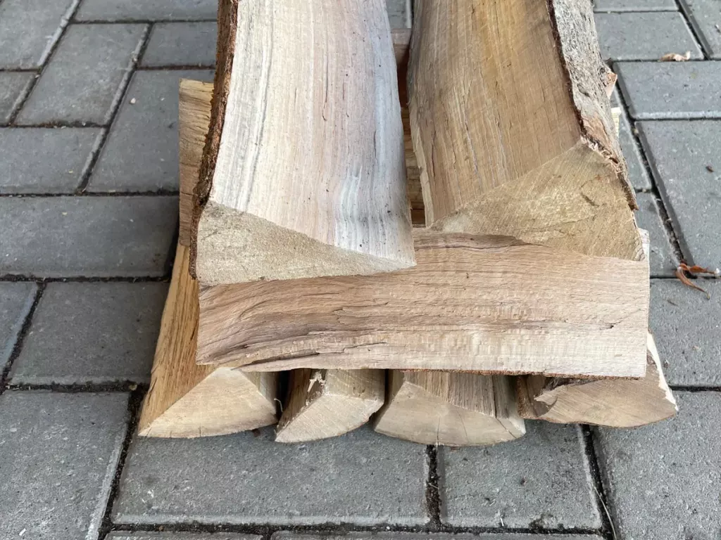 Kleiner Stapel Buchenscheite mit Rissen an den Schnittflächen
