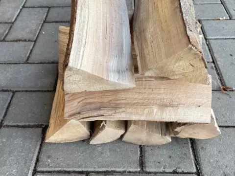 Kleiner Stapel Buchenscheite mit Rissen an den Schnittflächen